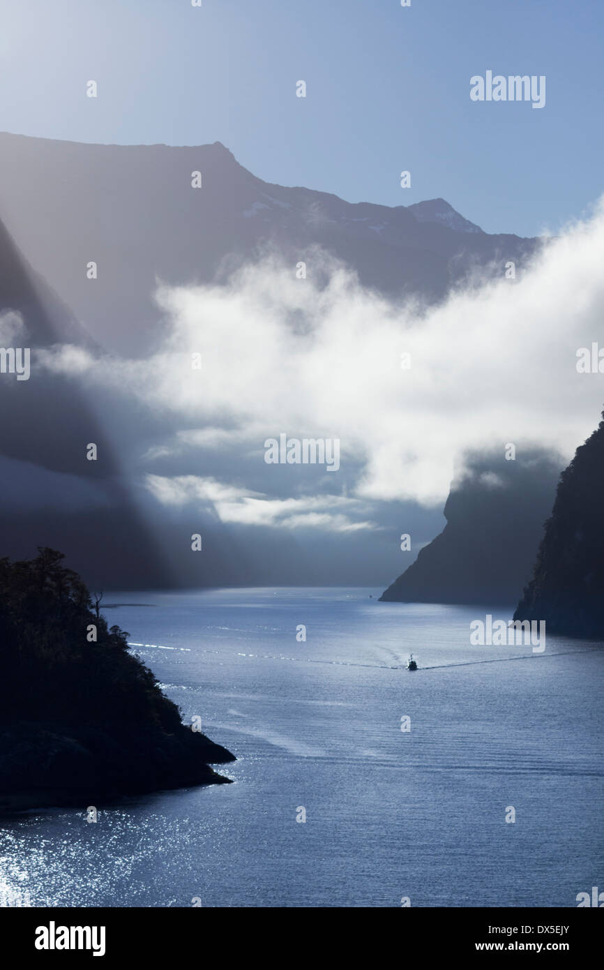 La brume se lève sur Milford Sound, Nouvelle Zélande tôt le matin Banque D'Images