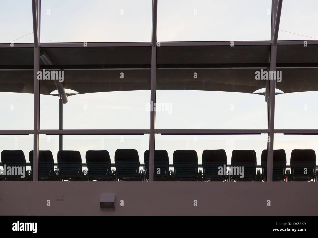 Des silhouettes d'un fauteuil inclinable de pont sur un bateau de croisière Banque D'Images