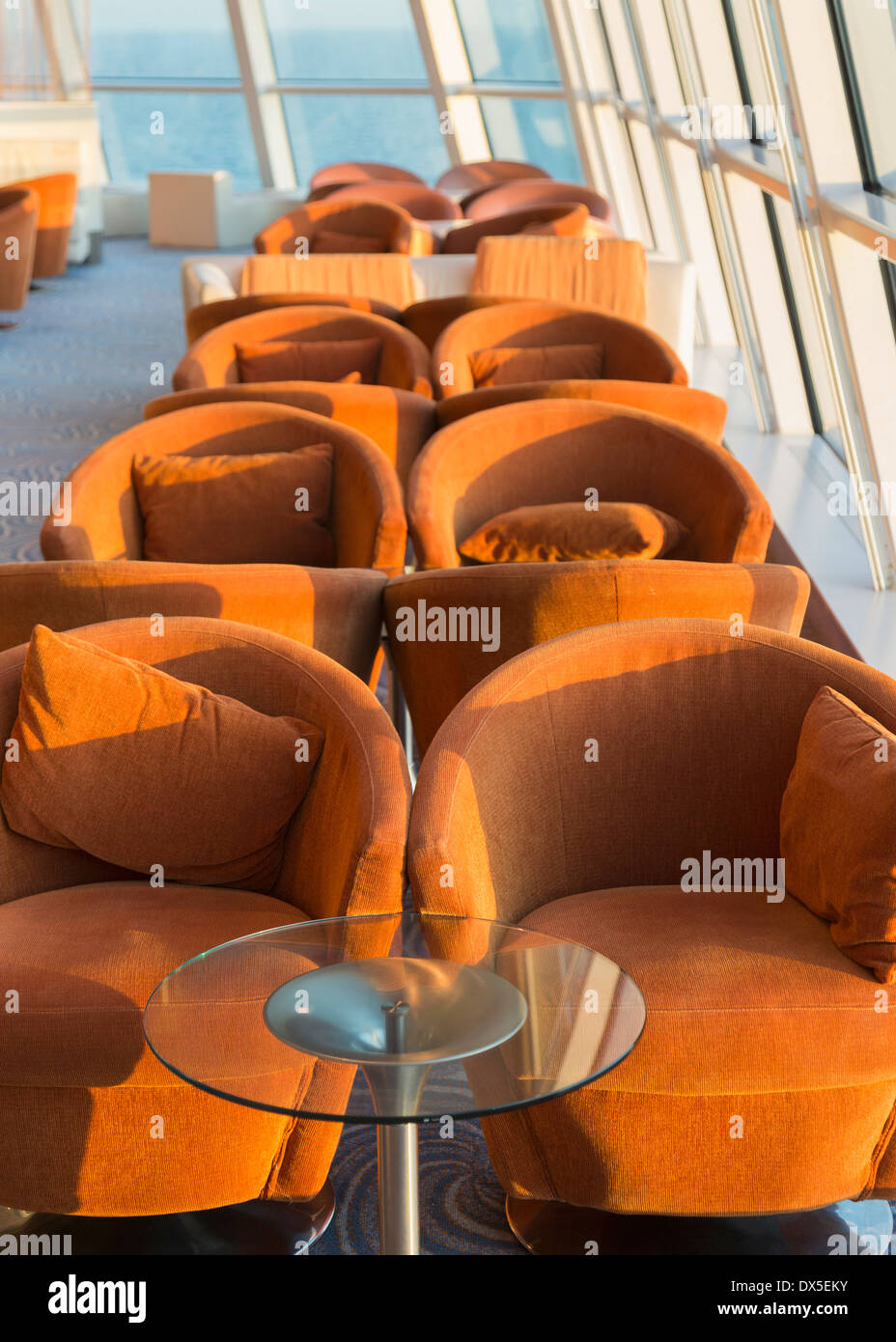 L'intérieur de navires de croisière - Rangée de tables et chaises sur un bateau de croisière, USA Banque D'Images