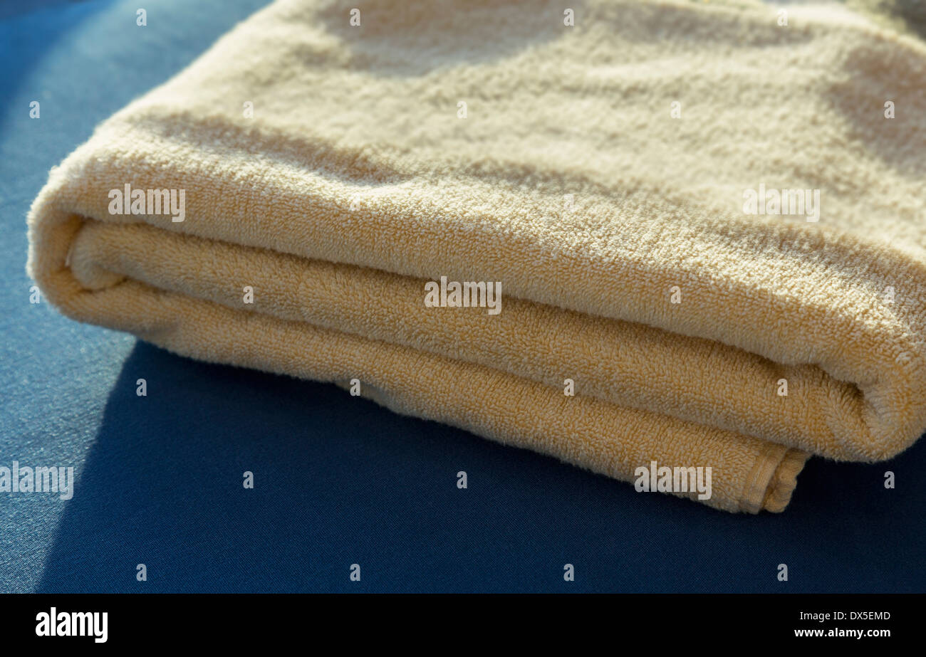 Sèche-serviettes pliées sur un lit Banque D'Images
