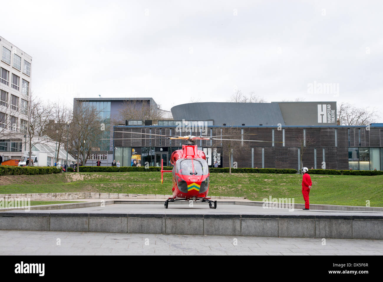 Londres, Royaume-Uni, 18 mars 2014. Membre de l'équipage des aéronefs contrôle avant le décollage après avoir répondu à un appel d'urgence à Swiss Cottage Leisure Centre Credit : Lapin fantastique/Alamy Live News Banque D'Images