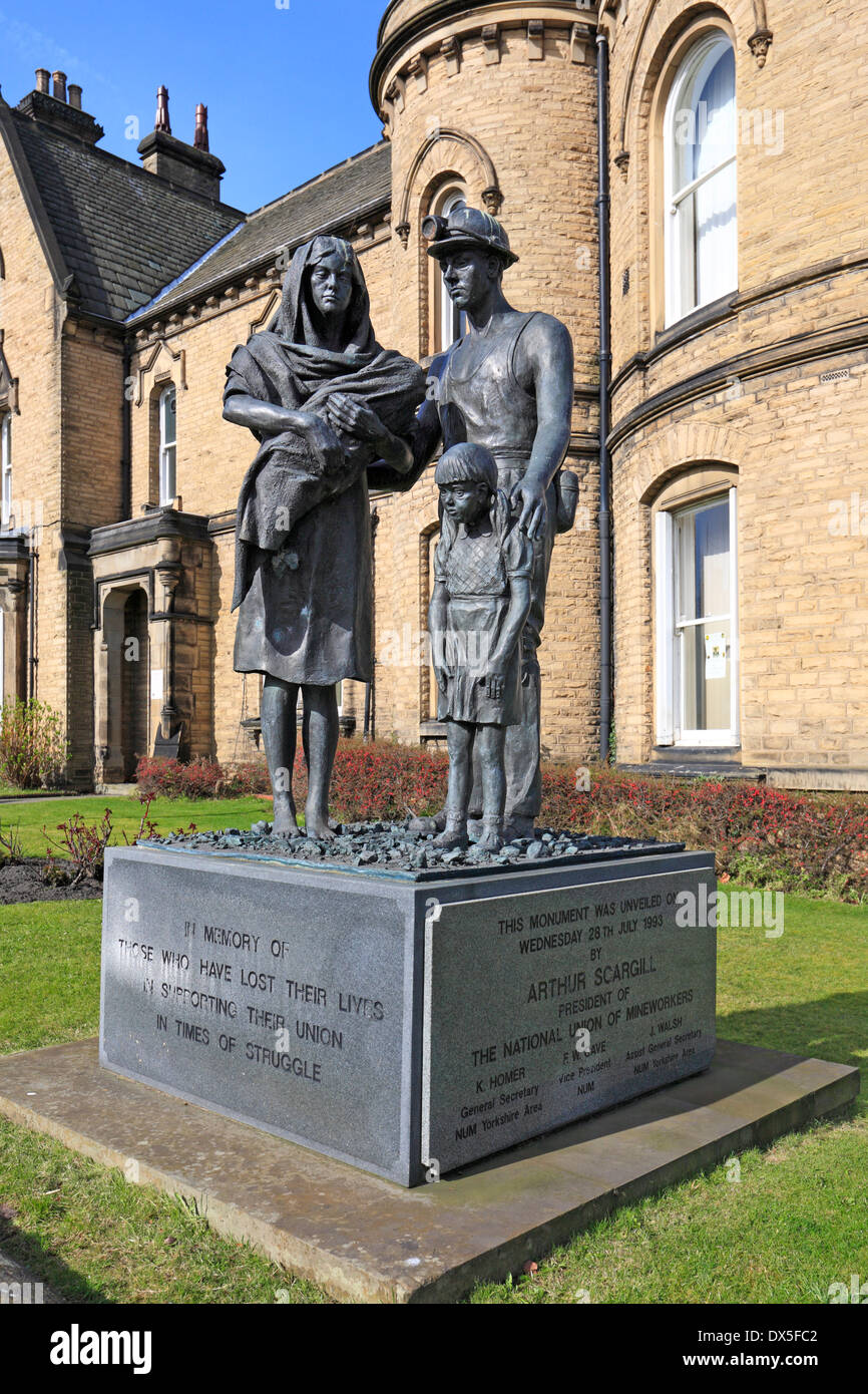 Statue de mineur et sa famille devant le Syndicat National des Mineurs NUM bureaux, Barnsley, South Yorkshire, Angleterre, Royaume-Uni. Banque D'Images