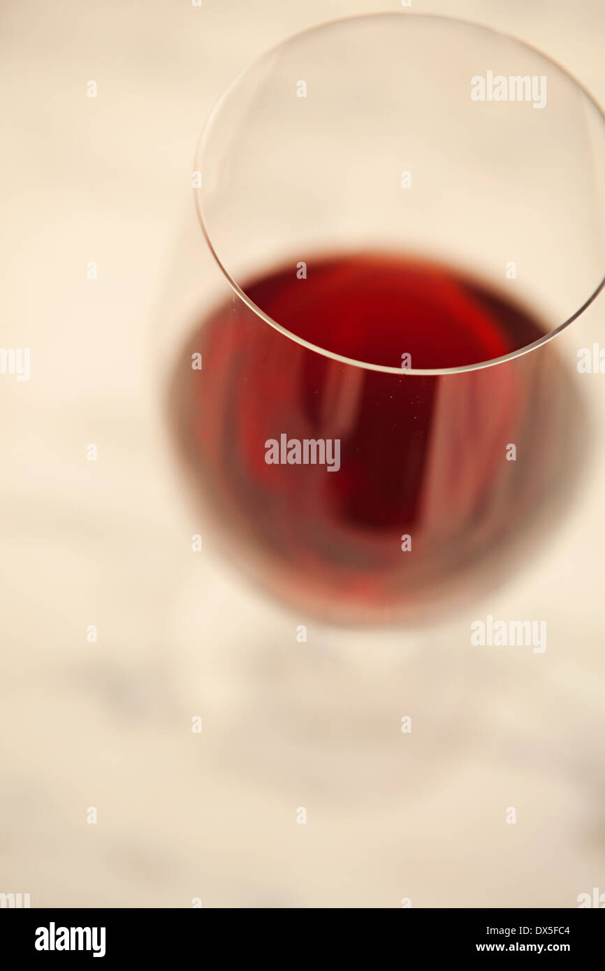 Vin rouge dans le verre de vin sur fond blanc, high angle view, Close up Banque D'Images