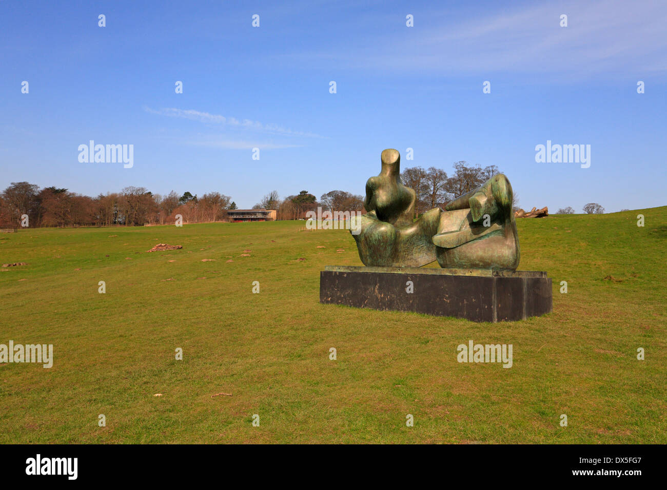 Henry Moore sculpture de bronze, Yorkshire Sculpture Park, Bretton Country Park, Wakefield, West Yorkshire, Angleterre, Royaume-Uni. Banque D'Images