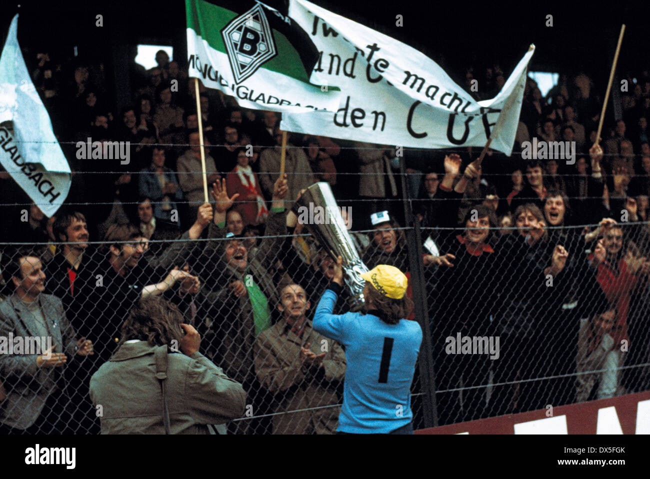 Football, coupe de l'UEFA, Ligue Europa, 1974/1975, finale, retour, Diekman Stadium, le FC Twente Enschede contre Borussia Moenchengladbach 1:5, Gladbach est lauréat de la Coupe de l'UEFA, tour d'honneur avec le trophée, keeper Wolfgang Kleff et enthousiaste des fans de football Banque D'Images