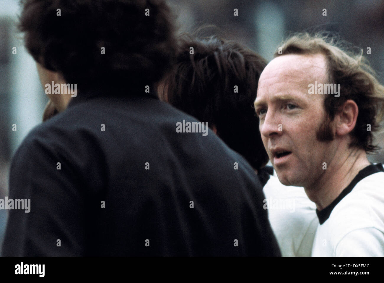 Football, 2. Bundesliga Nord, 1974/1975, le stade suis Uhlenkrug, ETB Schwarz Weiss Essen contre FC Bayer Uerdingen 05 1:2, après le jeu Horst Gecks (ETB) est frustré Banque D'Images