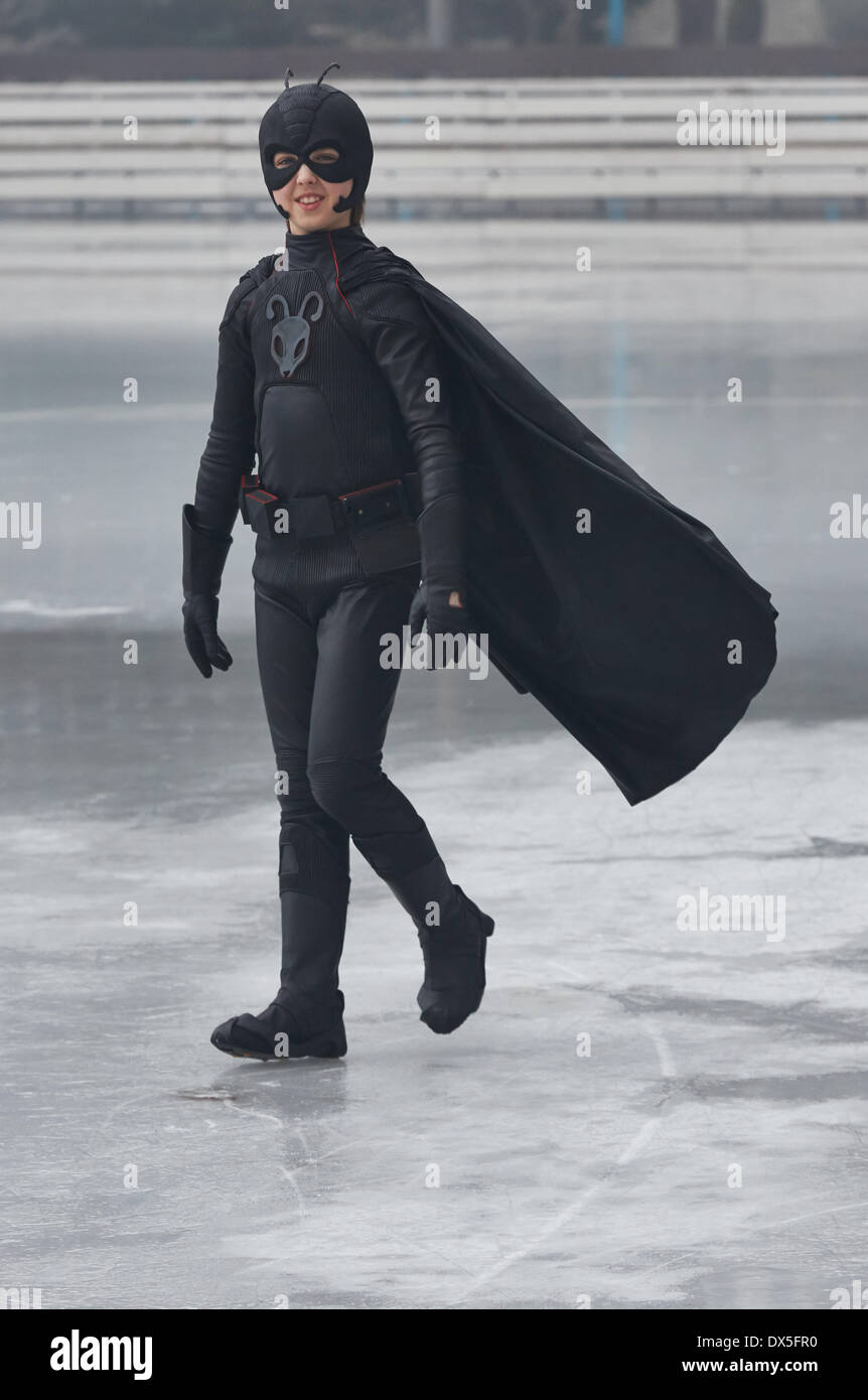 Hambourg, Allemagne. 18 Mar, 2014. Le Danois Oscar Dietz comme Antboy sur la glace sur l'ensemble des enfants danois fantasy film Antboy '2' à l'anneau de glace Indoo Eisarena à Hambourg, Allemagne, 18 mars 2014. Photo : Georg Wendt/dpa/Alamy Live News Banque D'Images