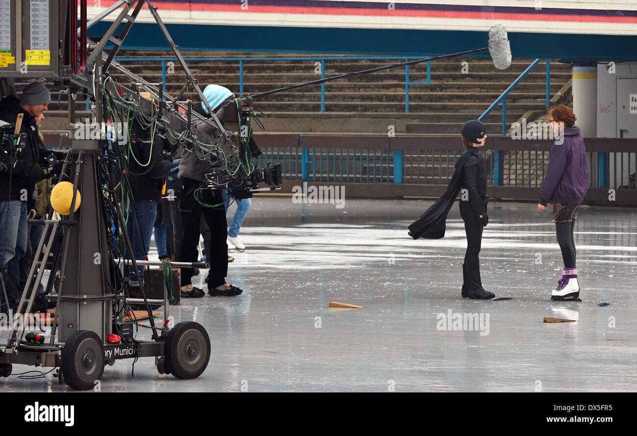 Hambourg, Allemagne. 18 Mar, 2014. Oscar acteurs danois Dietz comme Antboy (C) et Astrid comme Juncher-Benzon Maria (R) Loi sur la glace sur l'ensemble des enfants danois fantasy film Antboy '2' à l'anneau de glace Indoo Eisarena à Hambourg, Allemagne, 18 mars 2014. Photo : Georg Wendt/dpa/Alamy Live News Banque D'Images