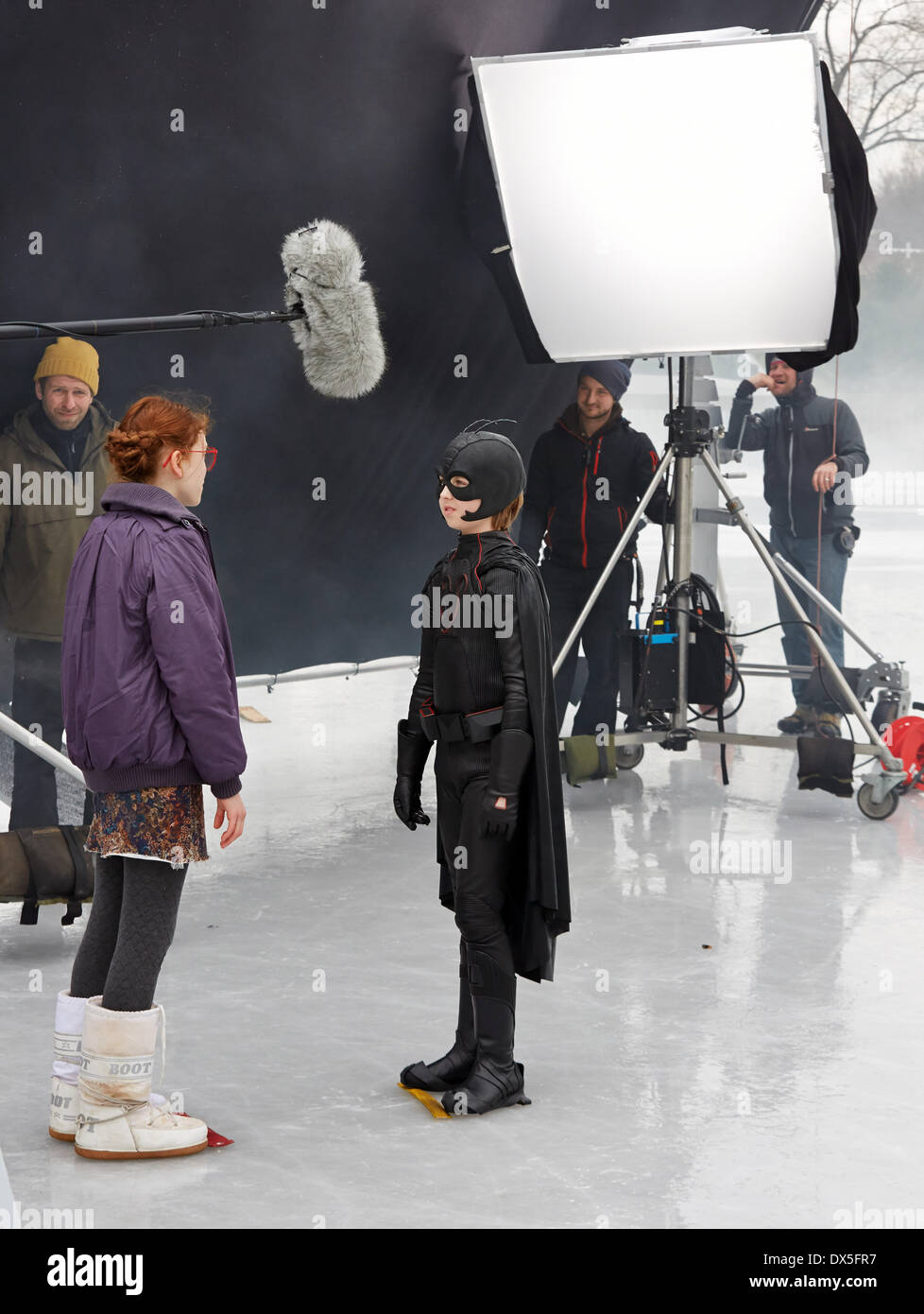 Hambourg, Allemagne. 18 Mar, 2014. Oscar acteurs danois Dietz comme Antboy (C) et Astrid comme Juncher-Benzon Maria Loi sur la glace sur l'ensemble des enfants danois fantasy film Antboy '2' à l'anneau de glace Indoo Eisarena à Hambourg, Allemagne, 18 mars 2014. Photo : Georg Wendt/dpa/Alamy Live News Banque D'Images