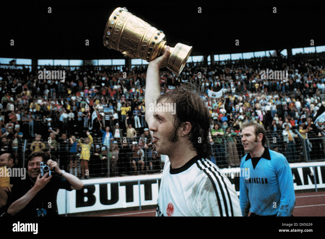 Football, DFB, 1974/1975, final, Niedersachsen Stadium à Hanovre, Eintracht Frankfurt contre MSV Duisburg 1:0, Francfort est vainqueur de la coupe du monde, l'allégresse, tour d'honneur avec le trophée, Gert Trinklein, derrière keeper Guenther Wienold Banque D'Images