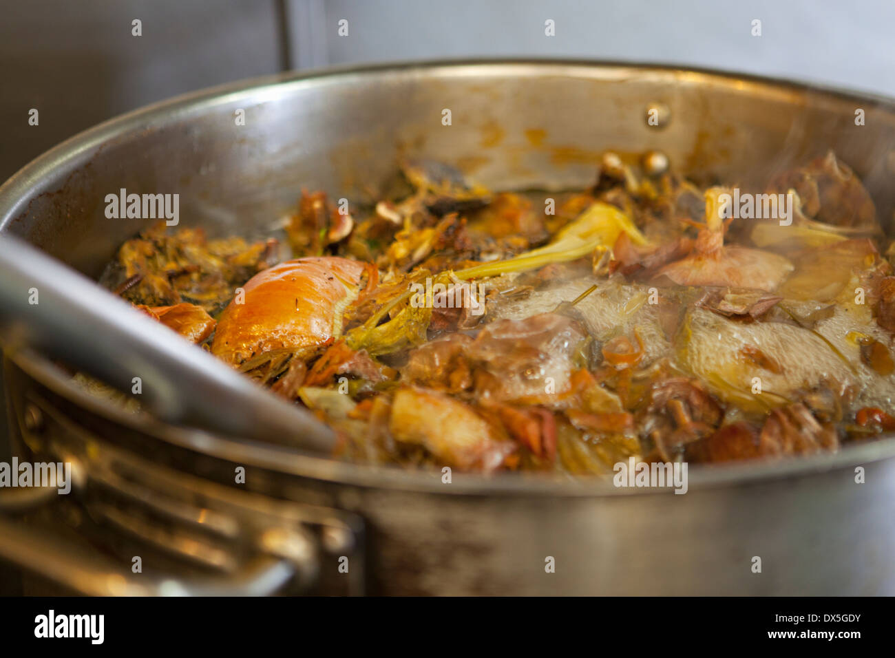 Cuisine ragoût de fruits de mer dans la casserole, Close up Banque D'Images