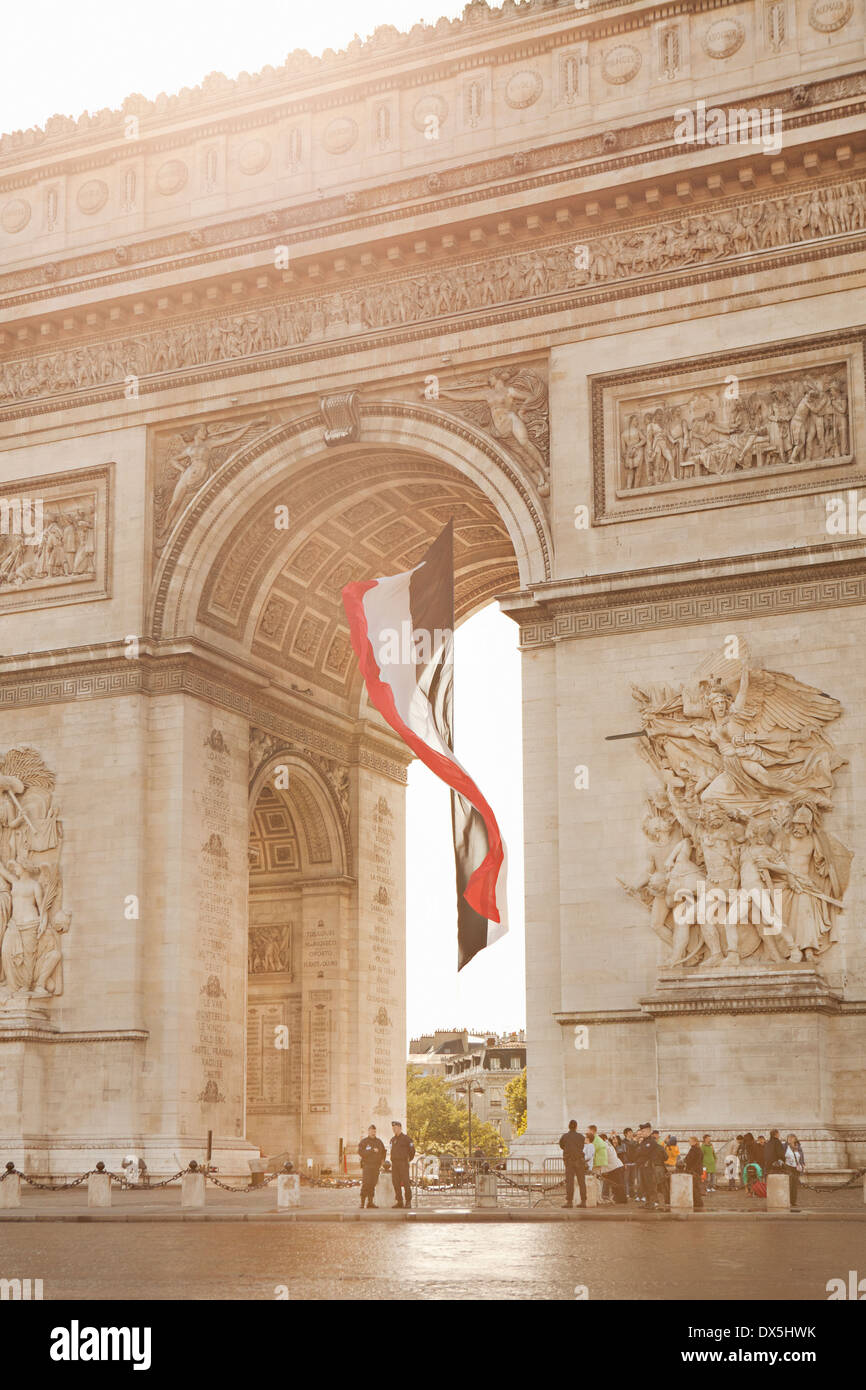 Arc de Triomphe avec drapeau français, Paris, France Banque D'Images