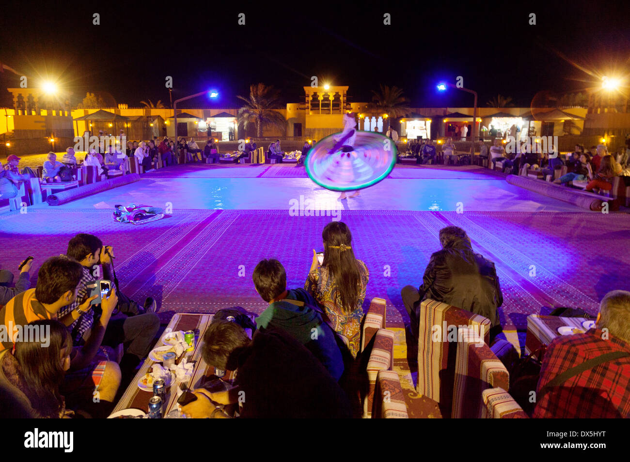 Les touristes à regarder un spectacle de danse Tanoura traditionnels dans le cadre d'un voyage safari dans le désert, DUBAÏ, ÉMIRATS ARABES UNIS, Émirats arabes unis Moyen-orient Banque D'Images