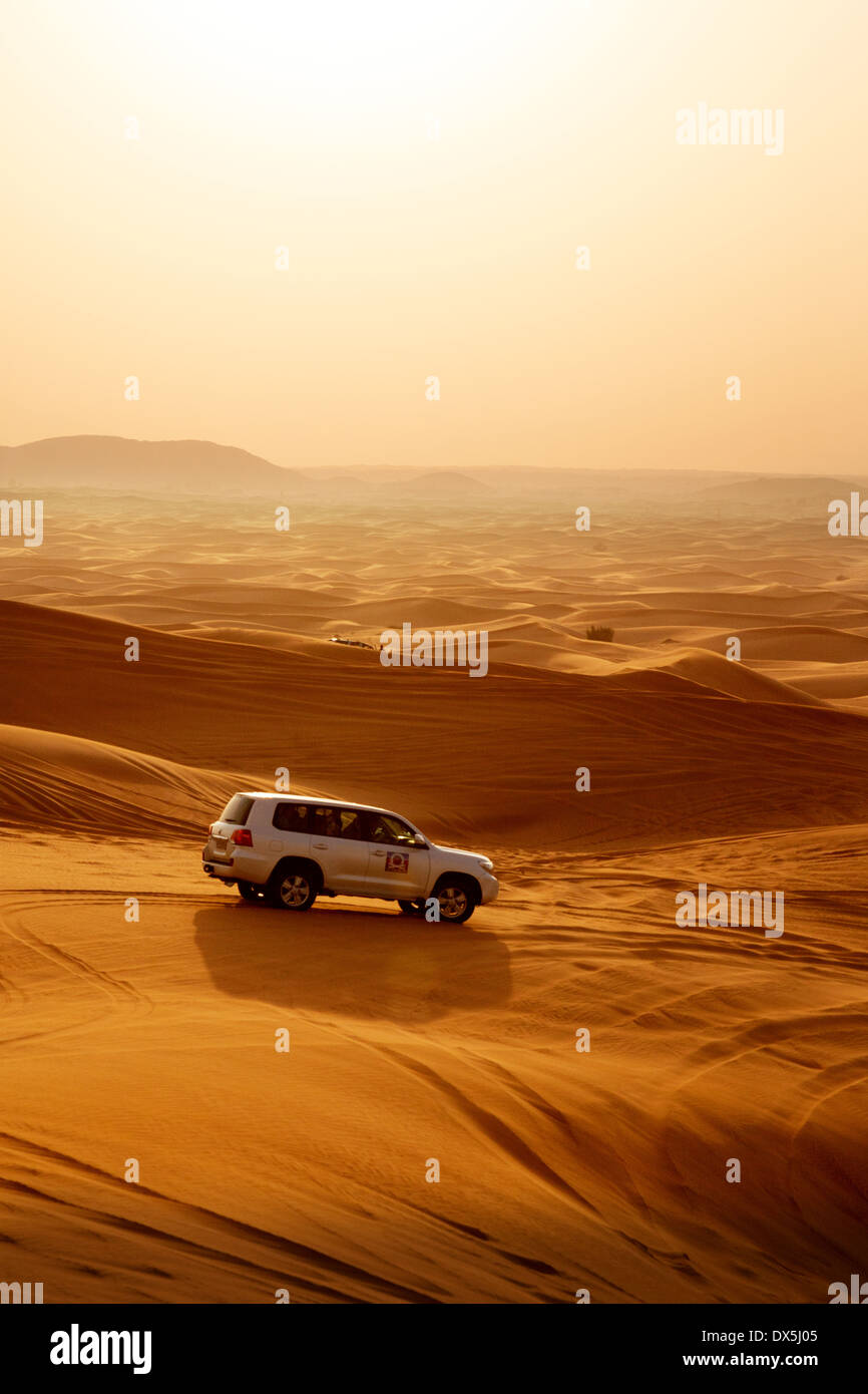 Une 4 roues motrices jeep dans le désert d'Arabie, Dubaï Desert safari, DUBAÏ, ÉMIRATS ARABES UNIS, Émirats arabes unis, Moyen Orient Banque D'Images