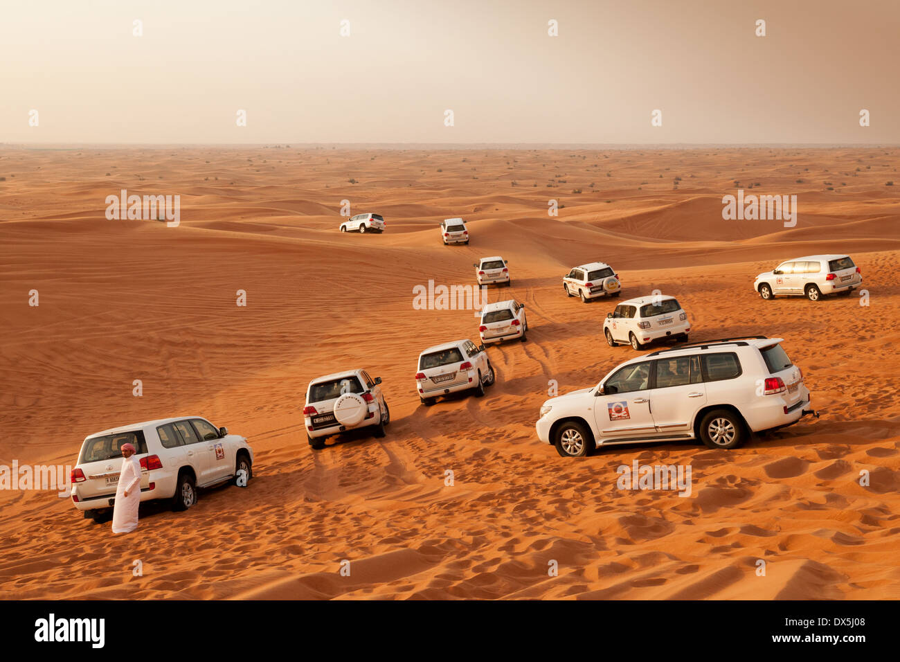 Groupe de 4 roues motrices sur un désert safari tour, Dubaï, désert d'Arabie, les ÉMIRATS ARABES UNIS, Émirats arabes unis, Moyen Orient Banque D'Images