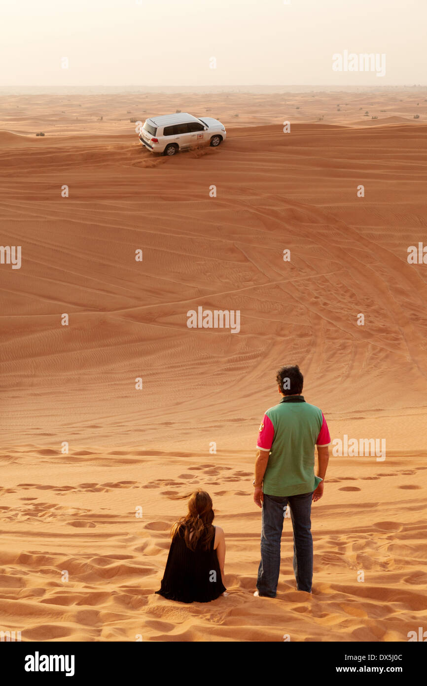Un couple sur un Dubai Desert Safari tour maison de voyage, le désert d'Arabie, DUBAÏ, ÉMIRATS ARABES UNIS, Émirats arabes unis, Moyen Orient Banque D'Images