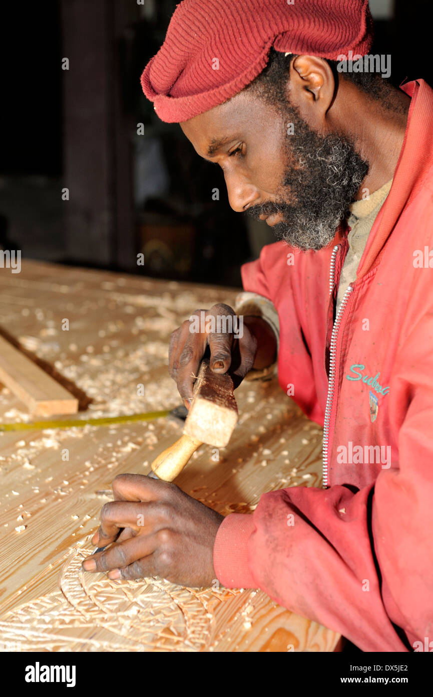 Woodcarver marocain travaillant sur porte traditionnel Berbère, Marrakech, Maroc Banque D'Images