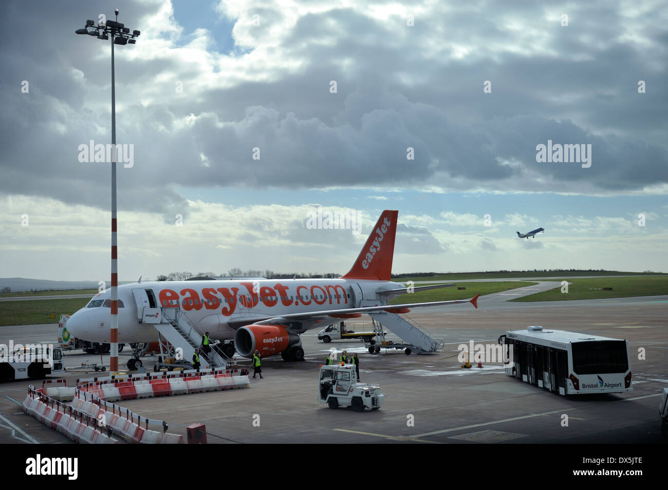 Avion EasyJet en cours d'entretien avant l'embarquement des passagers à l'aéroport de Bristol, Royaume-Uni Banque D'Images