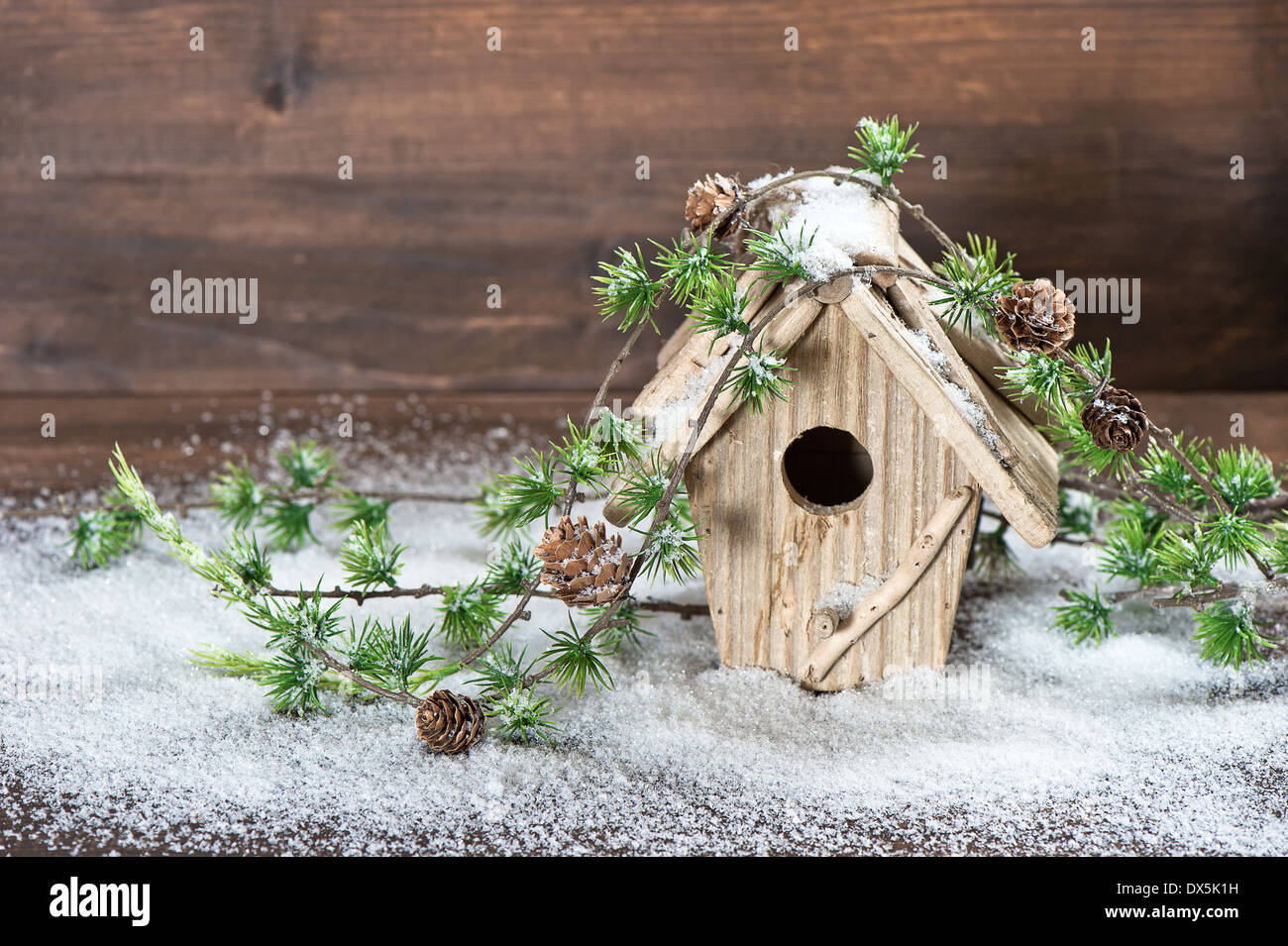 Cabane et l'arbre de Noël Décoration brunch sur fond de bois rustique. vintage country style photo avec de la neige Banque D'Images