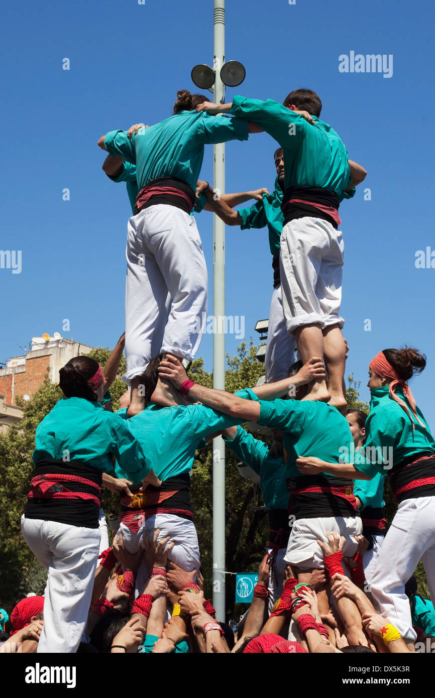 Castellers de Sagrada Familia formant un château humain pendant la Sagrada Familia Festival le 21 avril 2013 à Barcelone. Banque D'Images