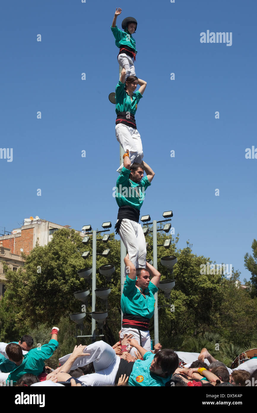 Castellers de Sagrada Familia l'exécution d'une tour humaine dans le festival de La Sagrada Familia, le 21 avril 2013 à Barcelone. Banque D'Images