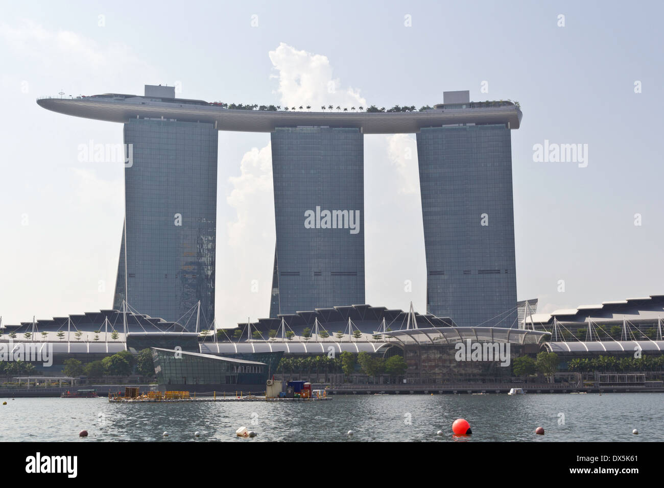 Les tours de l'emblématique Marina Bay Sands à Singapour avec Sands SkyPark en haut, vue à partir de l'eau. Resort intégré. Banque D'Images