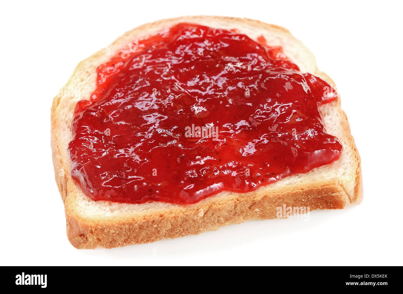 Du pain avec de la confiture de fraise sur un fond blanc Banque D'Images