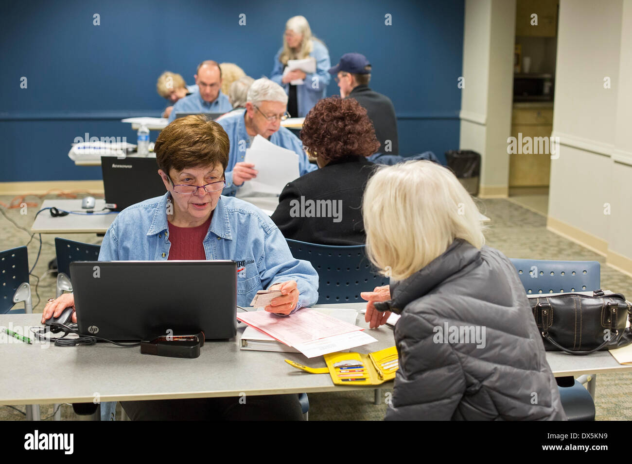 Harper Woods, Michigan USA - Bénévoles de l'AARP préparer les rapports d'impôt pour les familles à faible revenu et à des personnes âgées. Le service gratuit est à but non lucratif parrainé par la Fondation de l'AARP. Crédit : Jim West/Alamy Live News Banque D'Images