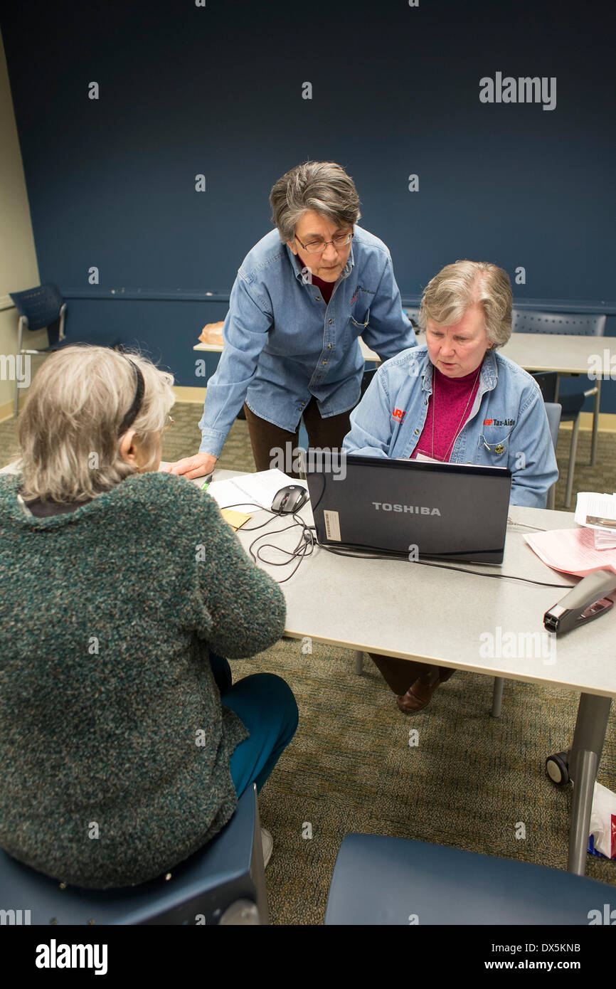 Harper Woods, Michigan USA - Bénévoles de l'AARP préparer les rapports d'impôt pour les familles à faible revenu et à des personnes âgées. Le service gratuit est à but non lucratif parrainé par la Fondation de l'AARP. Crédit : Jim West/Alamy Live News Banque D'Images