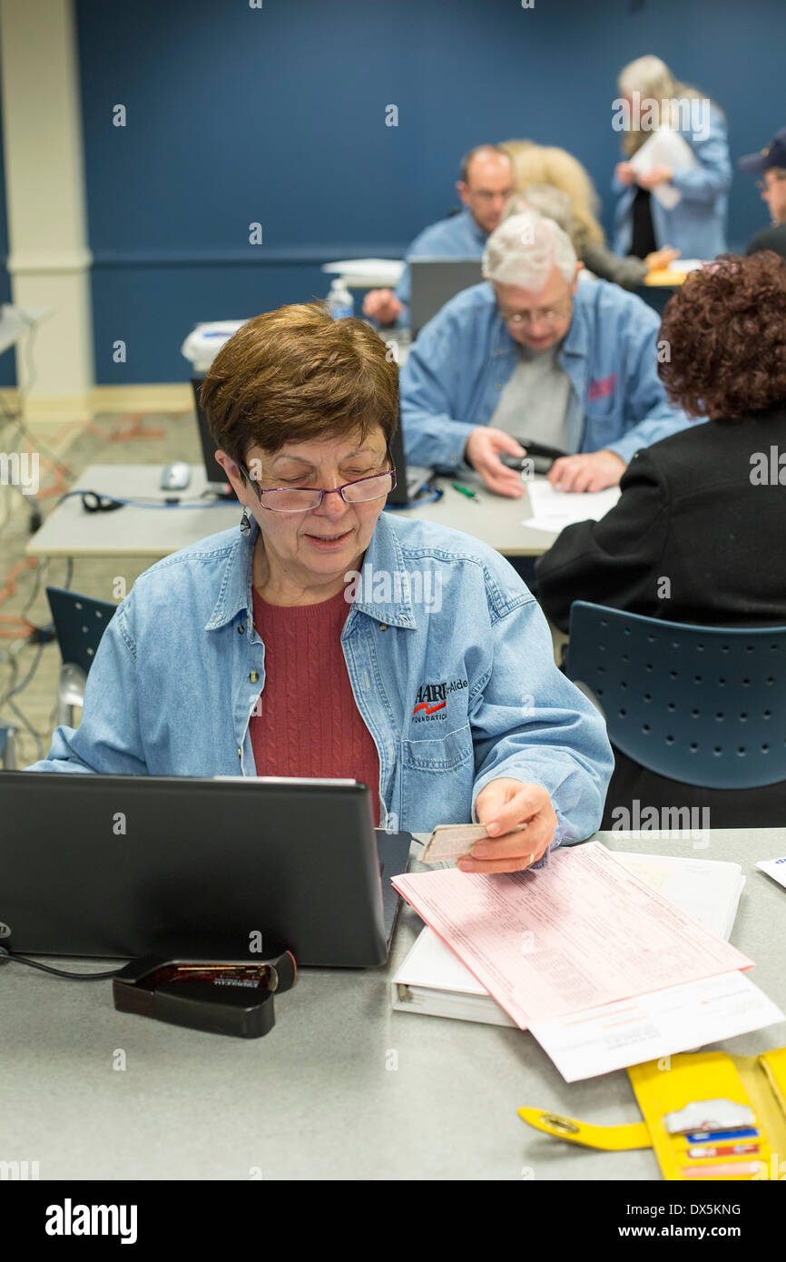 Harper Woods, Michigan USA - Bénévoles de l'AARP préparer les rapports d'impôt pour les familles à faible revenu et à des personnes âgées. Le service gratuit est à but non lucratif parrainé par la Fondation de l'AARP. Crédit : Jim West/Alamy Live News Banque D'Images