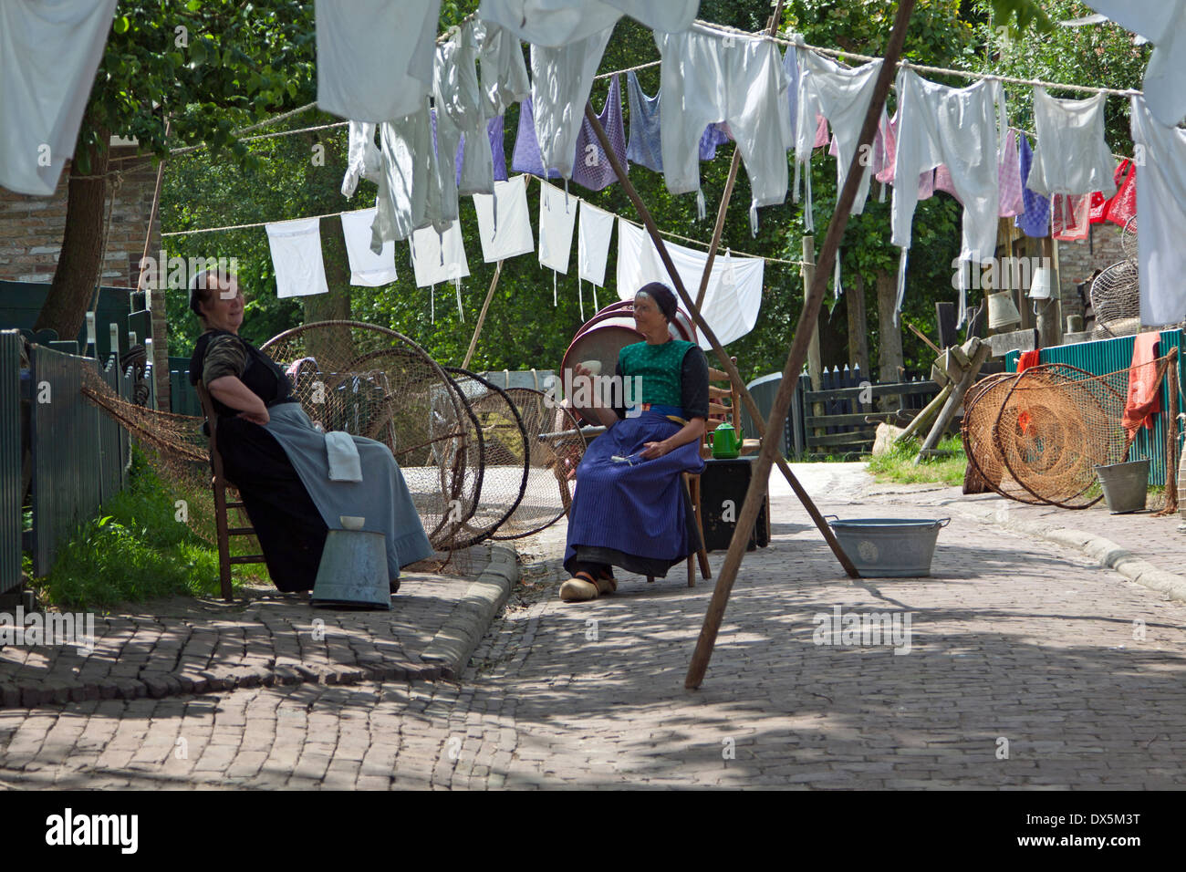 Scène de la Zuiderzee Enkhuizen musée à ciel ouvert : 2 femmes en costume traditionnel reproduisant la vie de l'ancien des siècles. Banque D'Images