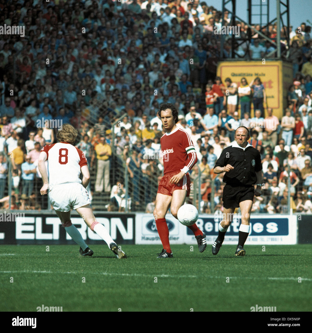 Football, Bundesliga, 1975/1976, Georg Melches Stadium, Rot Weiss Essen contre FC Bayern Munich 3:3, scène du match, f.l.t.r. Manfred Burgsmueller (RWE) No.8, Franz Beckenbauer (FCB), arbitre Herbert Lutz Banque D'Images