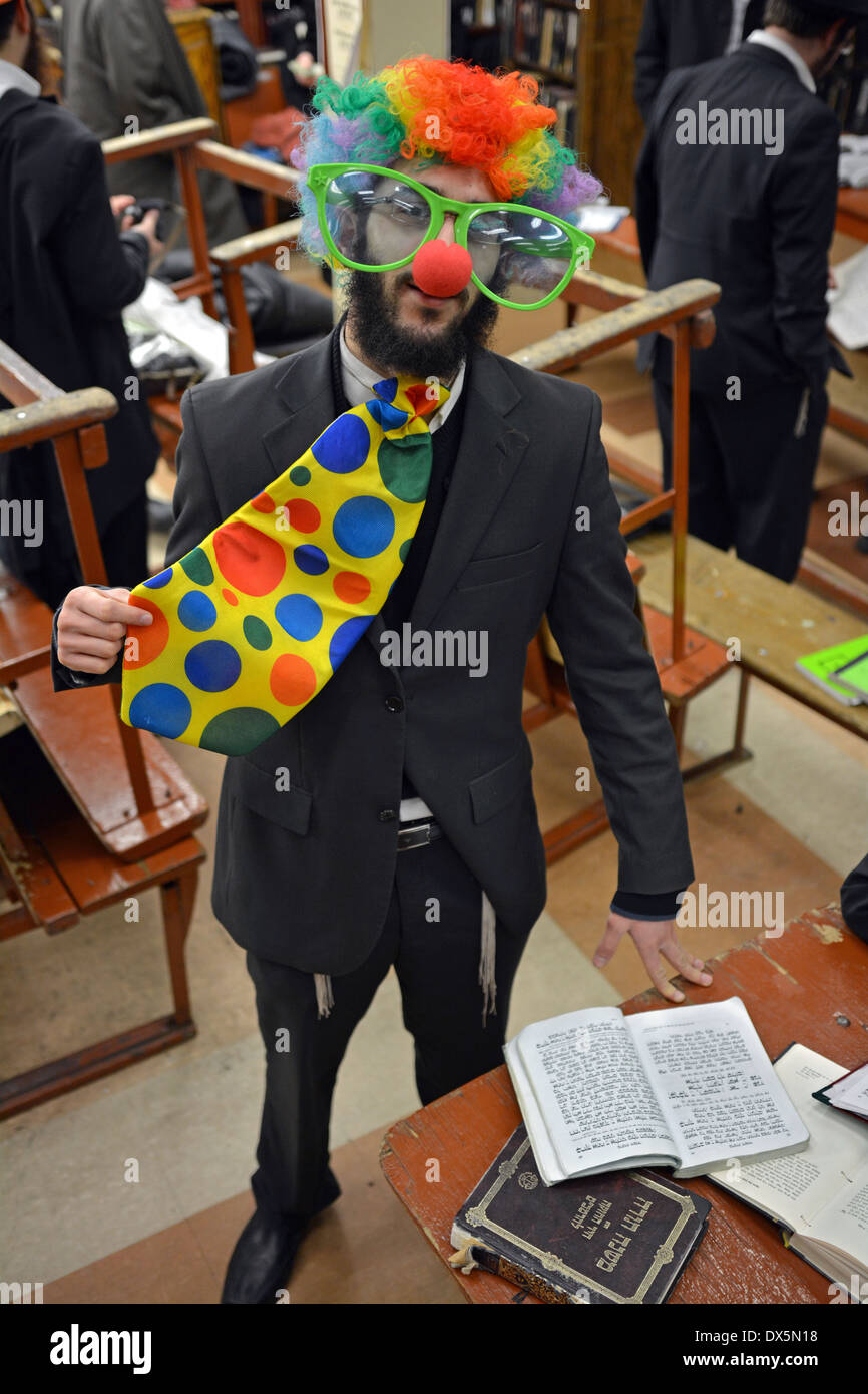 Un jeune homme juif religieux portant un costume drôle à prières du matin sur Pourim à Crown Heights, Brooklyn, New York Banque D'Images