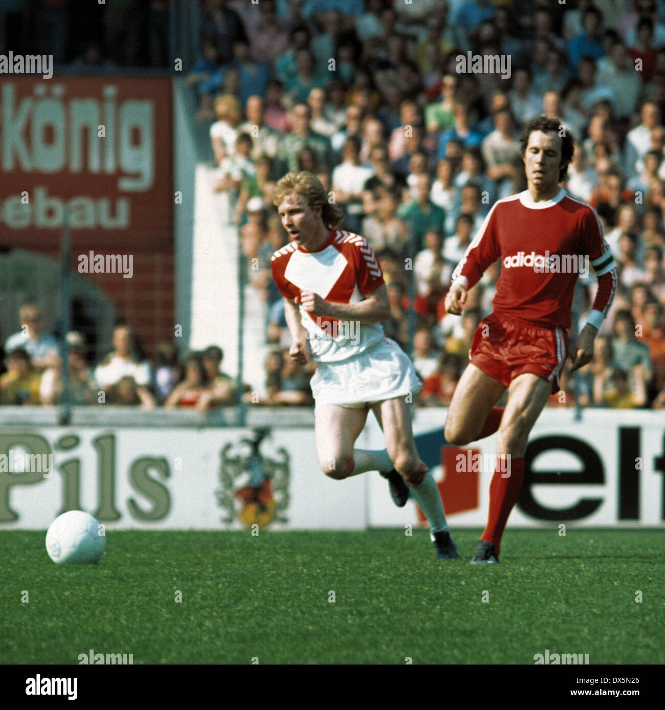 Football, Bundesliga, 1975/1976, Georg Melches Stadium, Rot Weiss Essen contre FC Bayern Munich 3:3, scène du match, Manfred Burgsmueller RWE (gauche) et Franz Beckenbauer (FCB) Banque D'Images