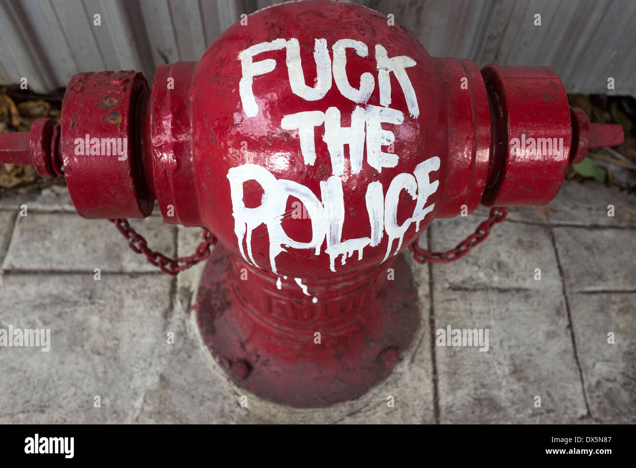 Slogan de la Police Anti Graffiti sur poteau incendie au centre-ville de Bangkok Banque D'Images