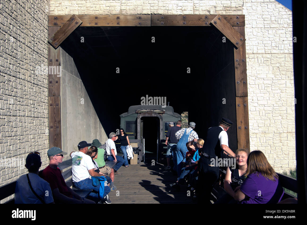Nevada Northern Railway train transporte les passagers sur wagon plat en tunnel Banque D'Images