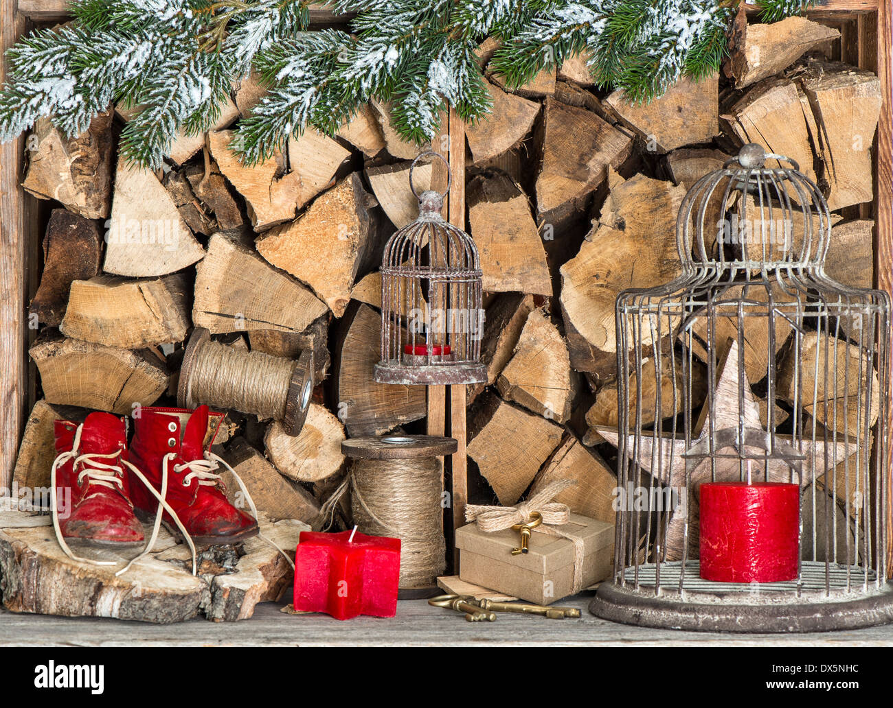 Noël Décoration de style rétro avec des bougies rouges, vintage chaussures de bébé et des branches d'arbre de Noël Banque D'Images
