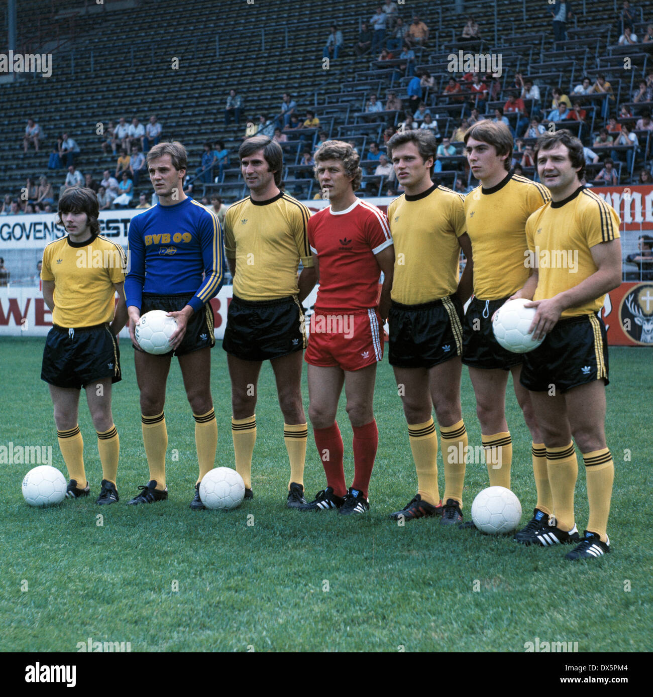 Football, Bundesliga, 1976/1977, Borussia Dortmund, portrait, présentation de l'équipe des nouveaux joueurs, f.l.t.r. Dietmar Otto, gardien Peter Endrulat, Herbert Meyer, entraîneur Otto Rehhagel, Peter Frassmann, Bernd Krauss, Willi Lippens Banque D'Images