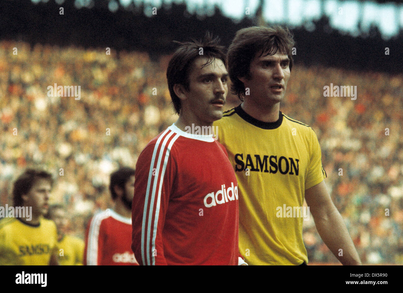Football, Bundesliga, 1976/1977, Westfalen Stadium, le Borussia Dortmund et le FC Bayern Munich 3:3, scène du match, Jupp Kapellmann (FCB) à gauche et Herbert Meyer (BVB) Banque D'Images
