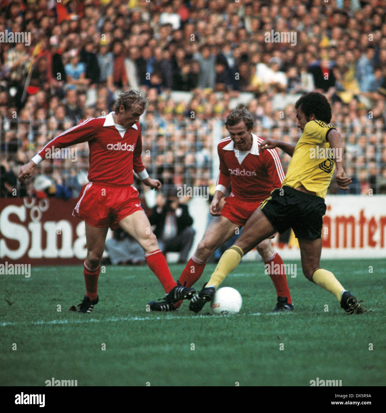 Football, Bundesliga, 1976/1977, Westfalen Stadium, le Borussia Dortmund et le FC Bayern Munich 3:3, scène du match, f.l.t.r. Bernd Duernberger (FCB), Georg Schwarzenbeck (FCB), Erwin Kostedde (BVB) Banque D'Images
