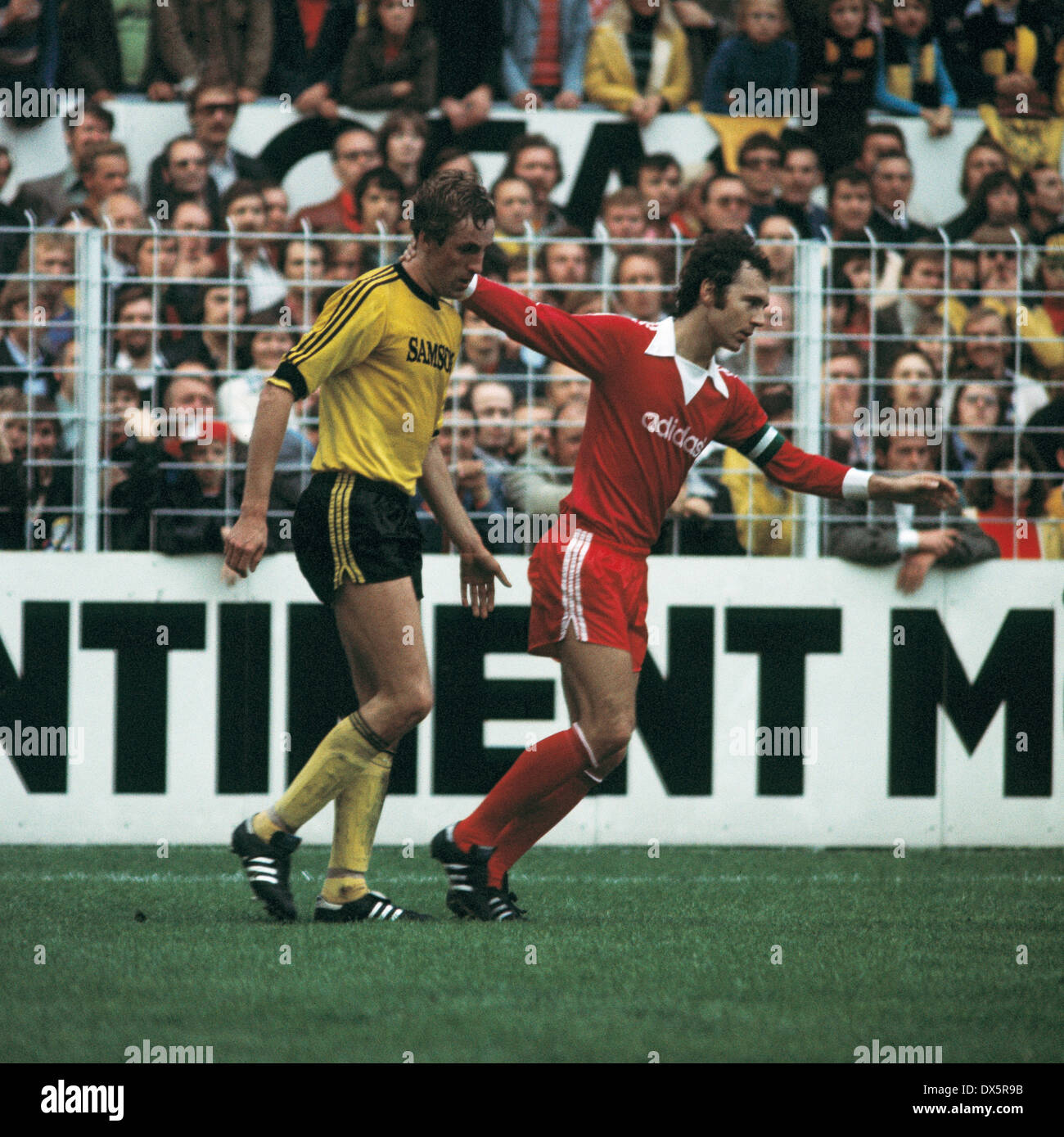 Football, Bundesliga, 1976/1977, Westfalen Stadium, le Borussia Dortmund et le FC Bayern Munich 3:3, scène du match, Franz Beckenbauer (FCB) droit consolant Burkhard Segler (BVB) Banque D'Images
