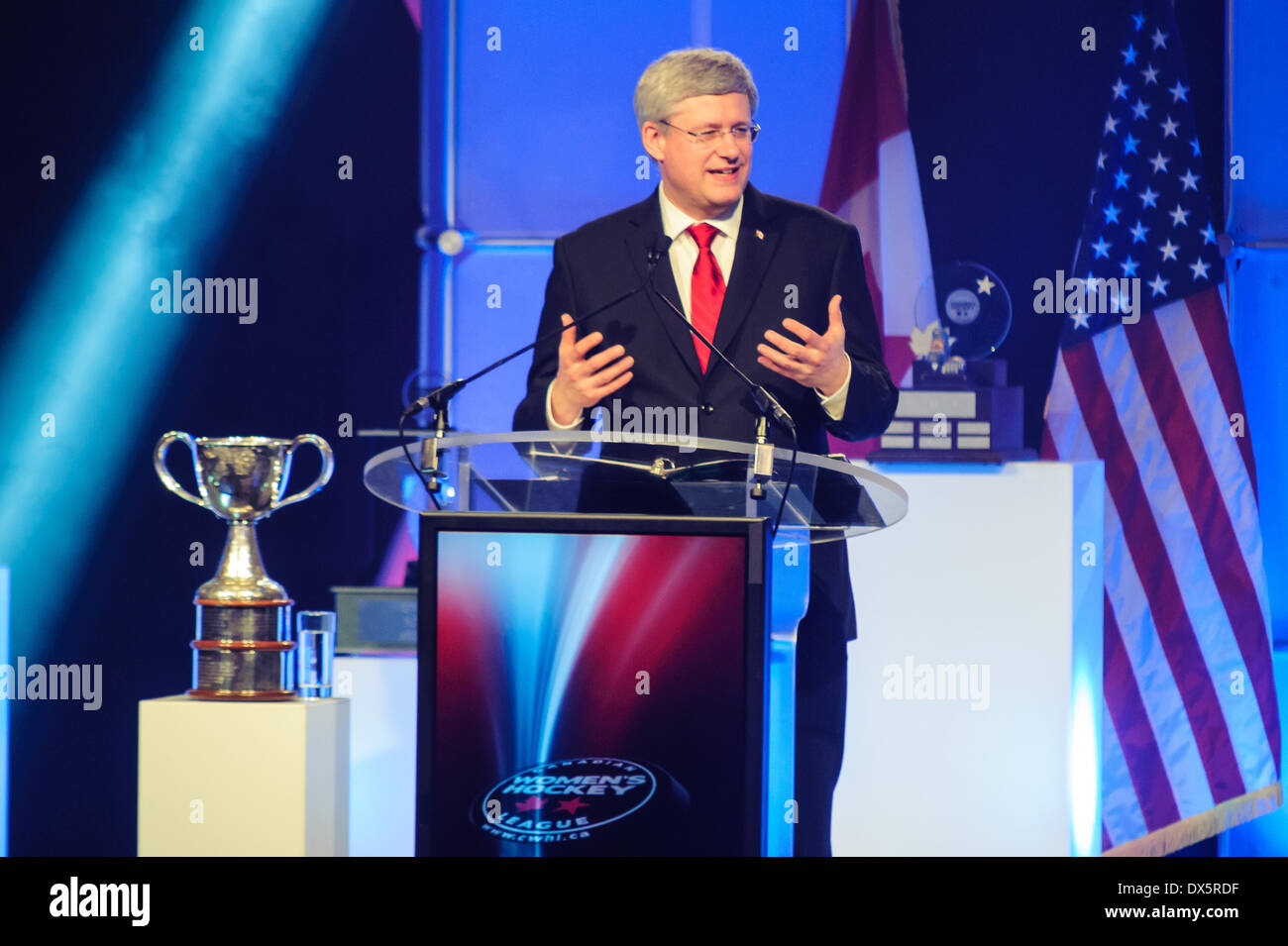 Toronto, can., 18 mars 2014 - Stephen Harper s'adresse au Canadian Women's Hockey League Awards Gala. Le premier ministre s'est joint à d'autres dignitaires à Markham, Ontario à propos du pilote au Canadian Women's Hockey League Awards Gala. Credit : Victor Biro/Alamy Live News Banque D'Images