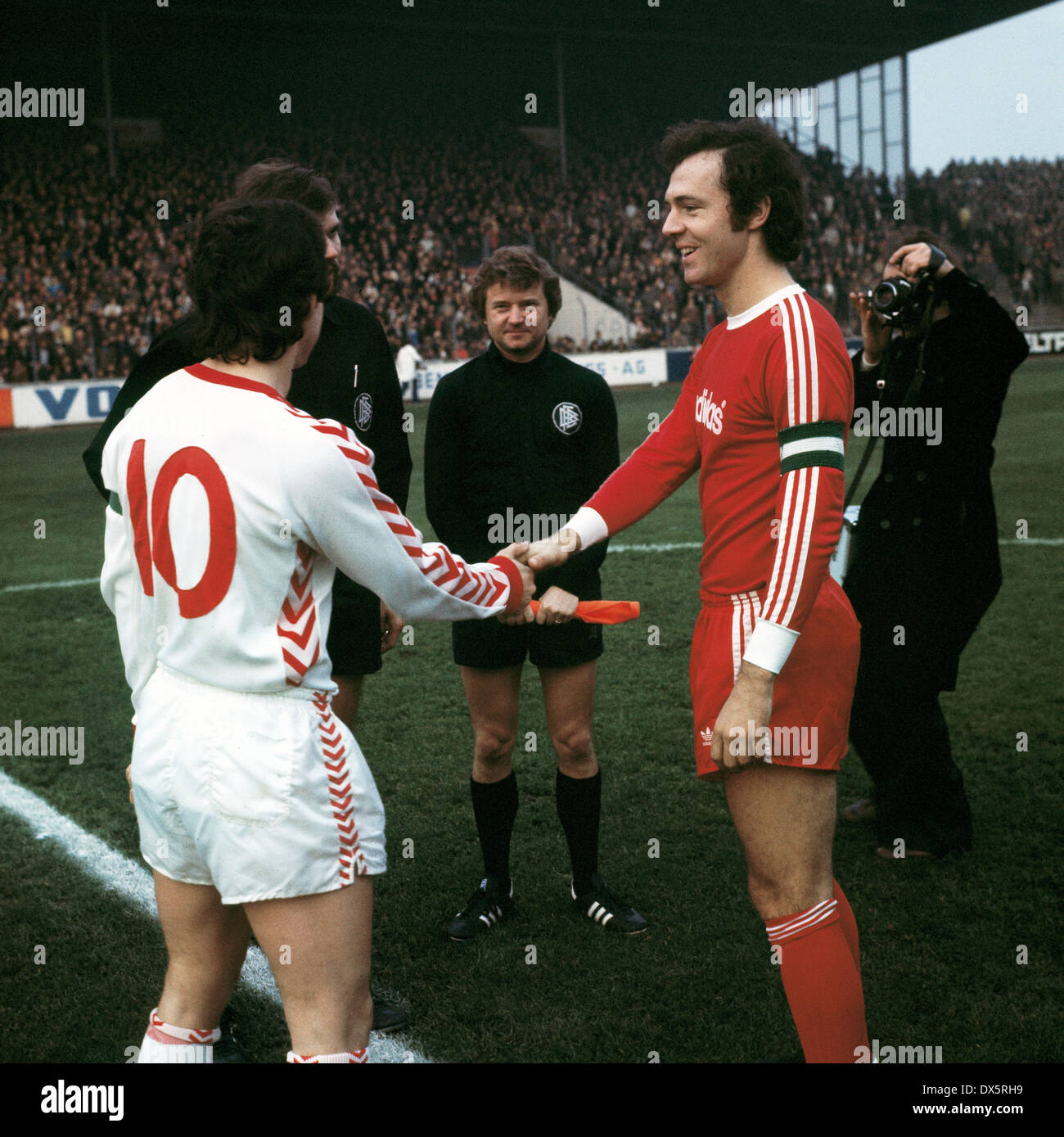 Football, Bundesliga, 1976/1977, Georg Melches Stadium, Rot Weiss Essen contre FC Bayern Munich 1:4, bienvenue, les chefs d'équipe Dieter Bast (RWE) gauche et Franz Beckenbauer (FCB), derrière l'arbitre Hermann Schroeder et assistants Banque D'Images