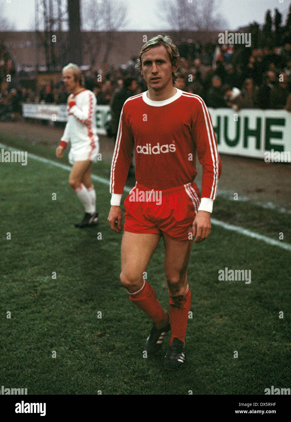 Football, Bundesliga, 1976/1977, Georg Melches Stadium, Rot Weiss Essen contre FC Bayern Munich 1:4, rodage, retour à la deuxième moitié, Bernd Duernberger (FCB) Banque D'Images