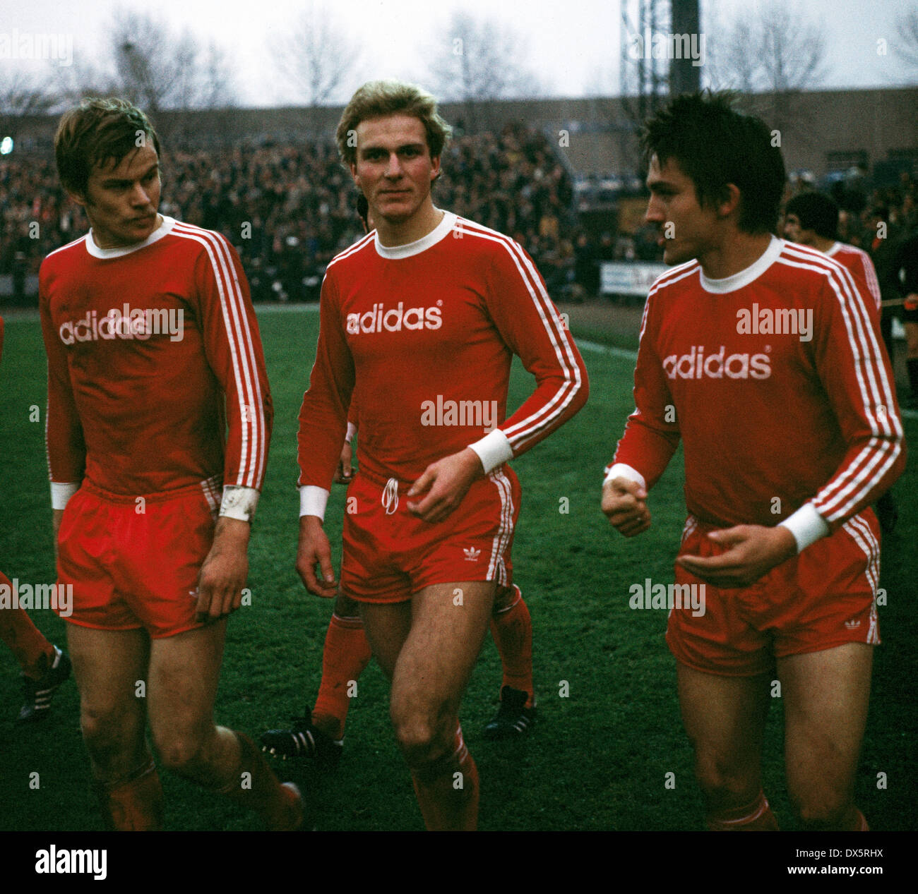 Football, Bundesliga, 1976/1977, Georg Melches Stadium, Rot Weiss Essen contre FC Bayern Munich 1:4, rodage, retour à la deuxième moitié, f.l.t.r. Udo Horsmann (FCB), Karl-Heinz Rummenigge (FCB), Jupp Kapellmann (FCB) Banque D'Images
