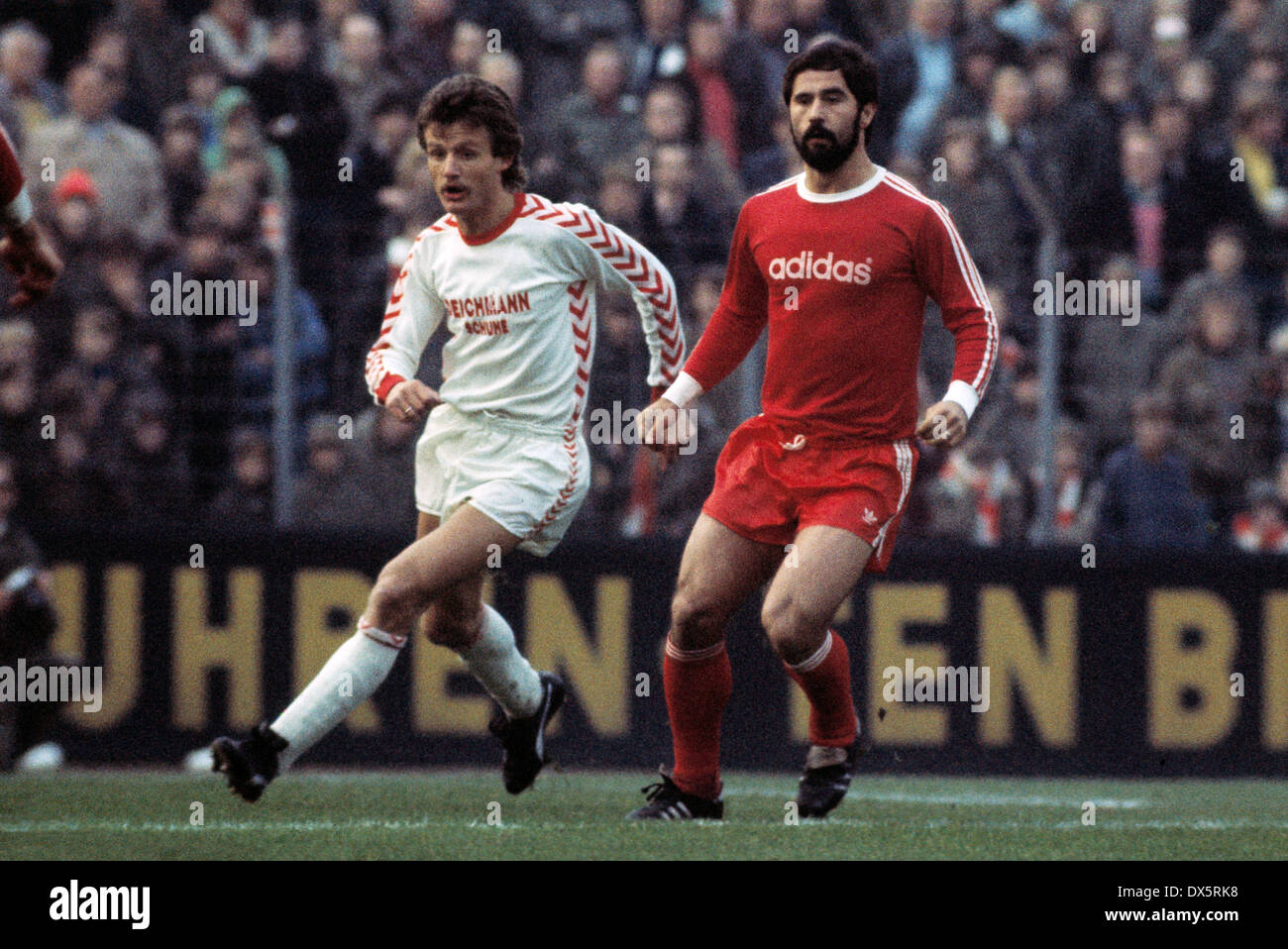 Football, Bundesliga, 1976/1977, Georg Melches Stadium, Rot Weiss Essen contre FC Bayern Munich 1:4, scène du match, Gerd Woermer (RWE) gauche et Gerd Mueller (FCB) Banque D'Images