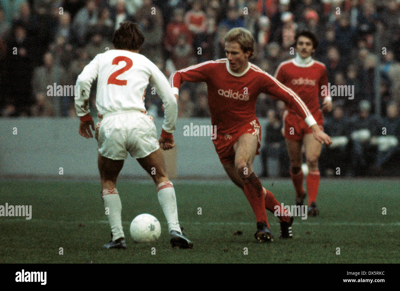 Football, Bundesliga, 1976/1977, Georg Melches Stadium, Rot Weiss Essen contre FC Bayern Munich 1:4, scène du match, les dribbles de Karl-Heinz Rummenigge (FCB), à gauche un joueur de la défense d'Essen, derrière Jupp Kapellmann (FCB) Banque D'Images