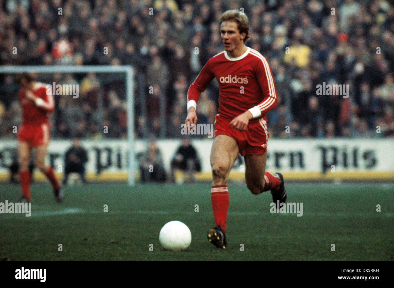 Football, Bundesliga, 1976/1977, Georg Melches Stadium, Rot Weiss Essen contre FC Bayern Munich 1:4, scène du match, Karl-Heinz Rummenigge (FCB) en possession de la balle Banque D'Images