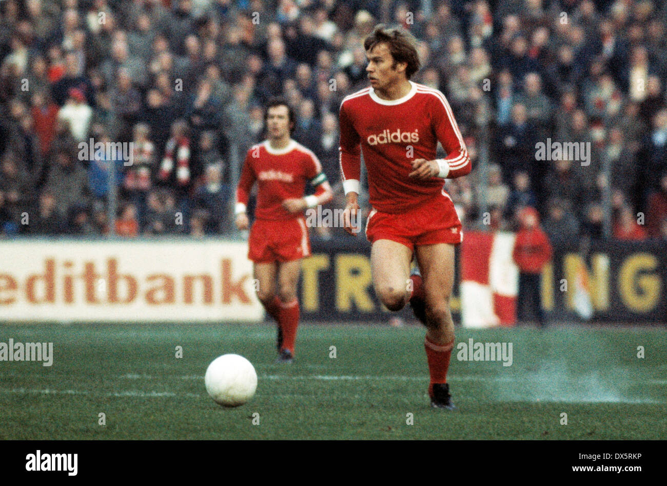 Football, Bundesliga, 1976/1977, Georg Melches Stadium, Rot Weiss Essen contre FC Bayern Munich 1:4, scène du match, Udo Horsmann (FCB) en possession de la balle Banque D'Images