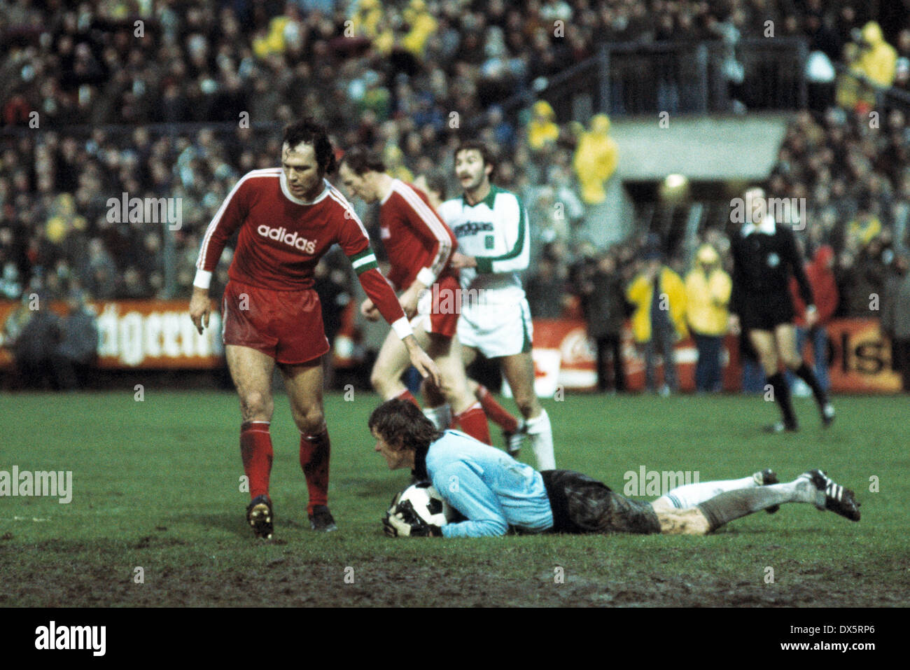 Football, Bundesliga, 1976/1977, le stade am Boekelberg, Borussia Moenchengladbach contre FC Bayern Munich 1:0, scène du match, gardien Sepp Maier (FCB) enregistre la balle, gauche Franz Beckenbauer (FCB) Banque D'Images